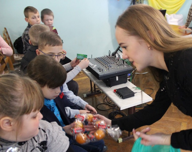 смачні подарунки дітям у реабілітаційному центрі